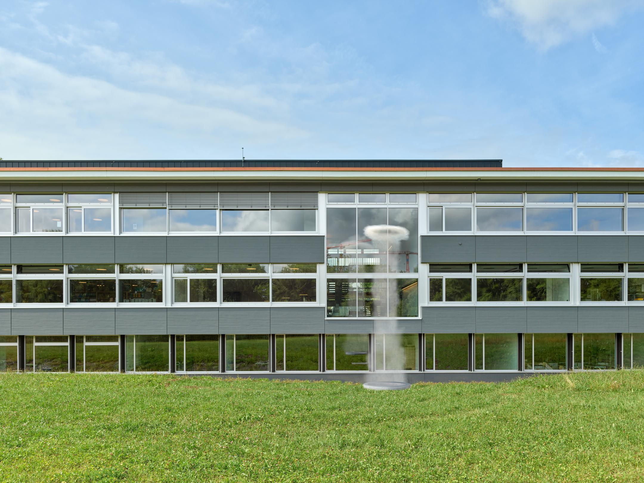 Foto der Ansicht Ost mit einem Rendering des Kunst am Bau Werkes «VORTEX»