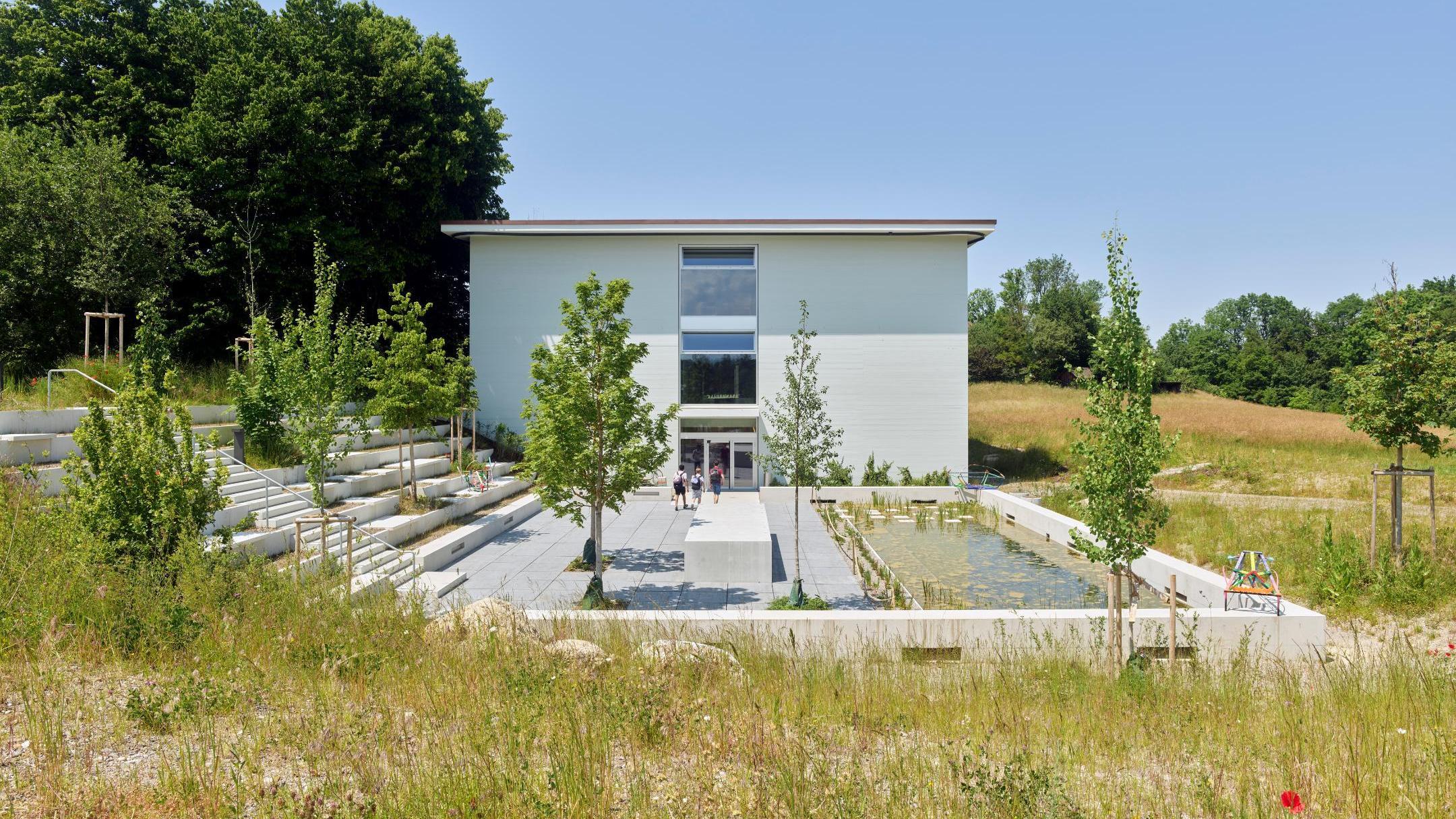 Fotografie der Südfassade unter blauem Himmel