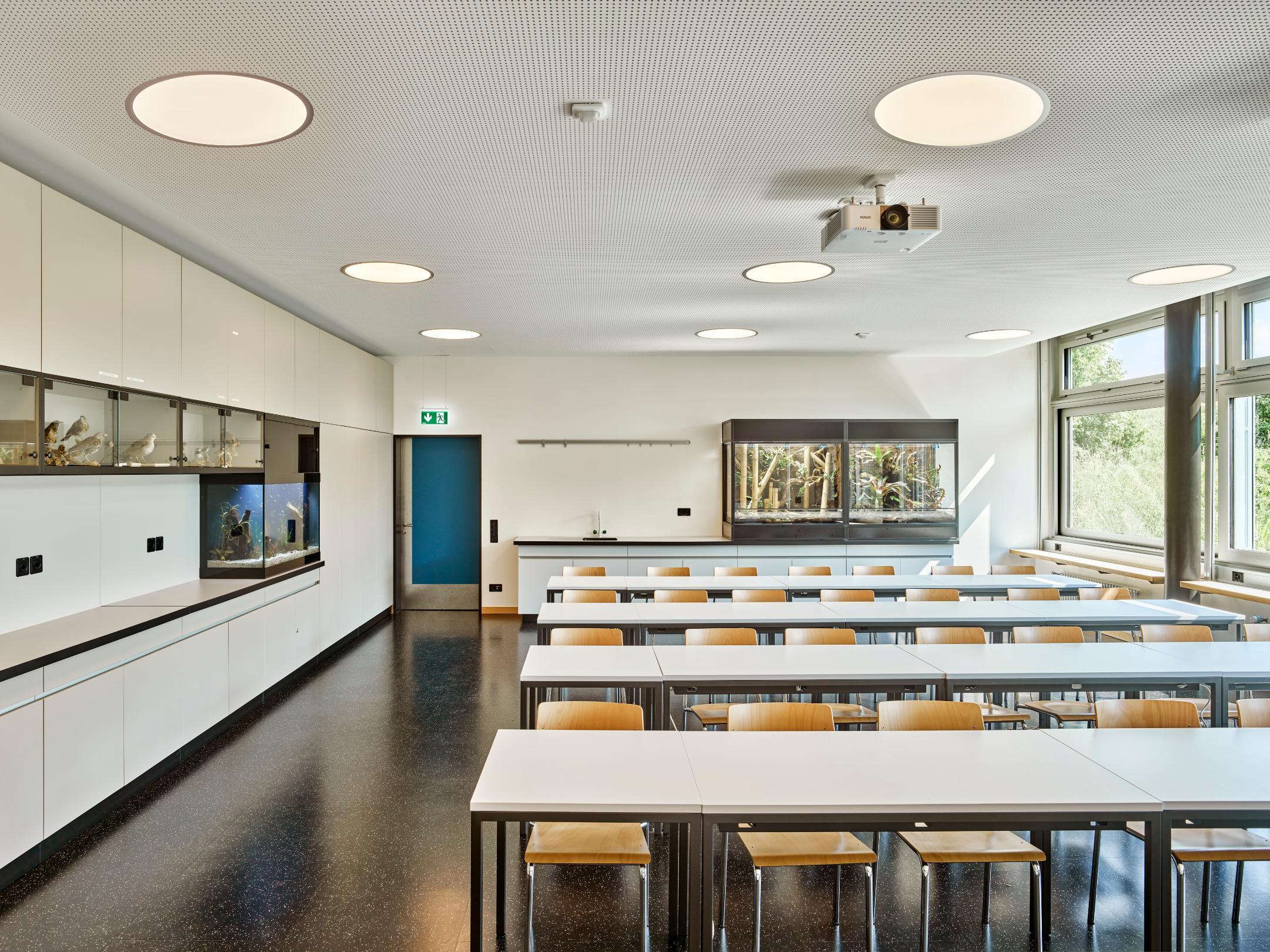 Fotografie eines Klassenzimmers bei sonnigem Tag