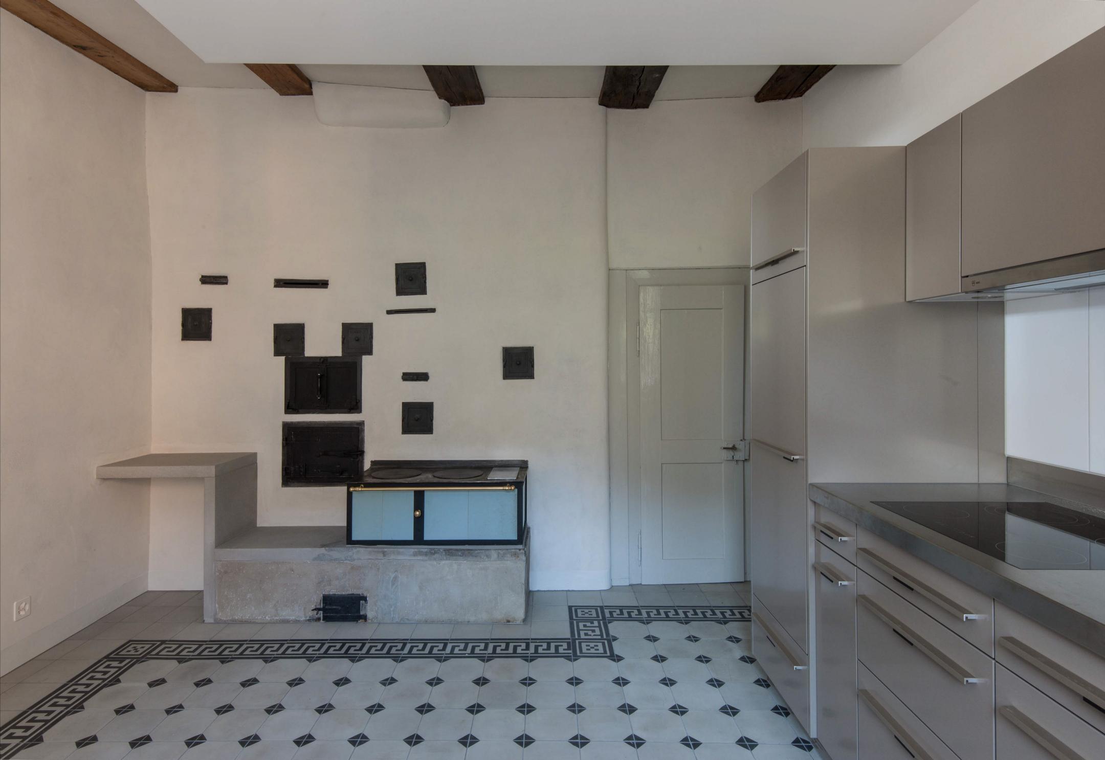 Küche mit alten, restaurierten und neuen Elementen.