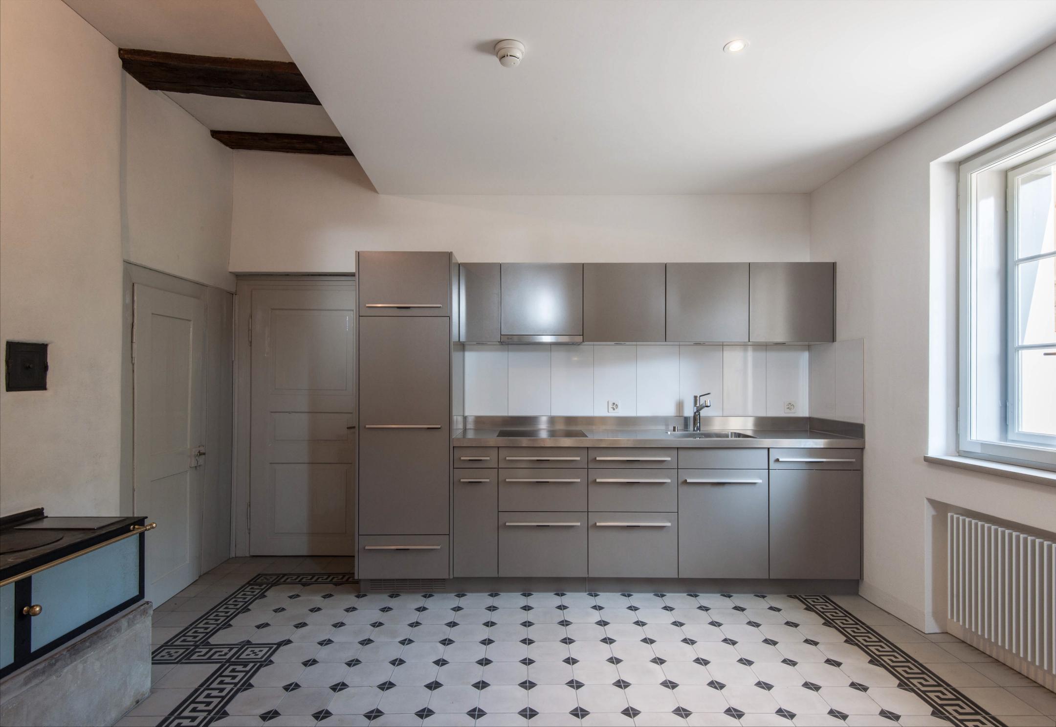 Küche mit alten, restaurierten und neuen Elementen.