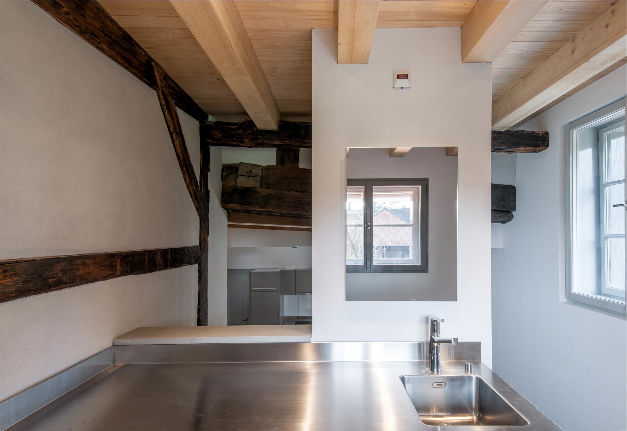 Innenraum in Holz mit alten, restaurierten und neuen Elementen.