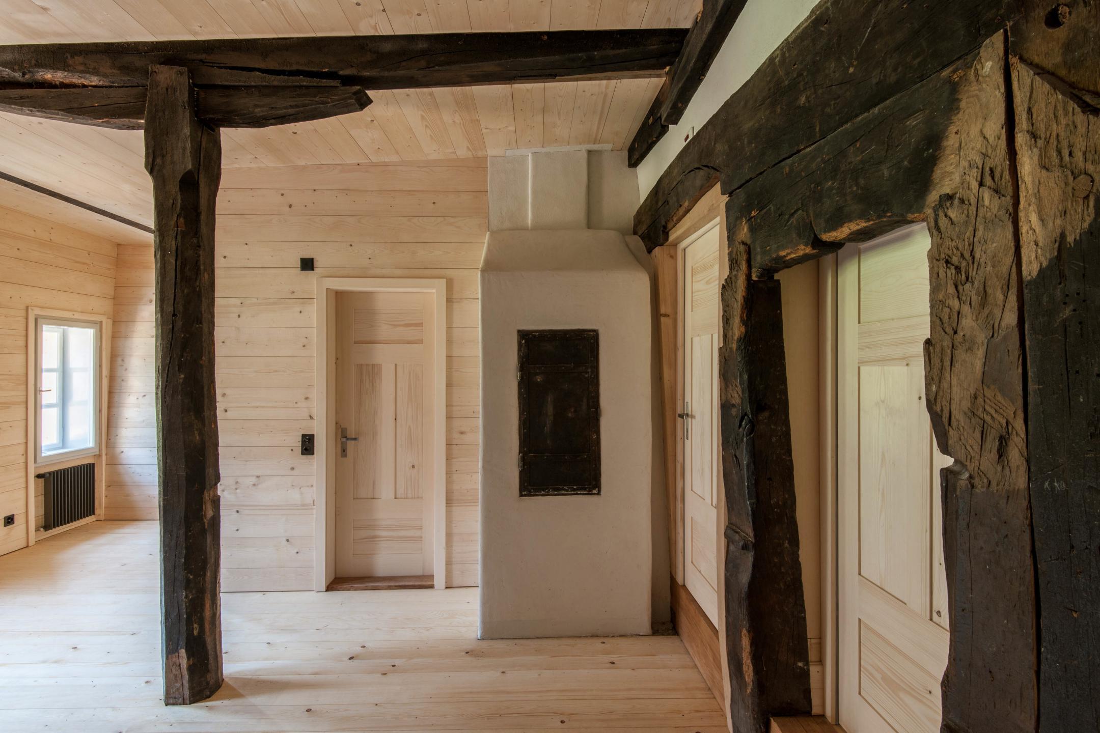Innenraum in Holz mit alten, restaurierten und neuen Elementen.