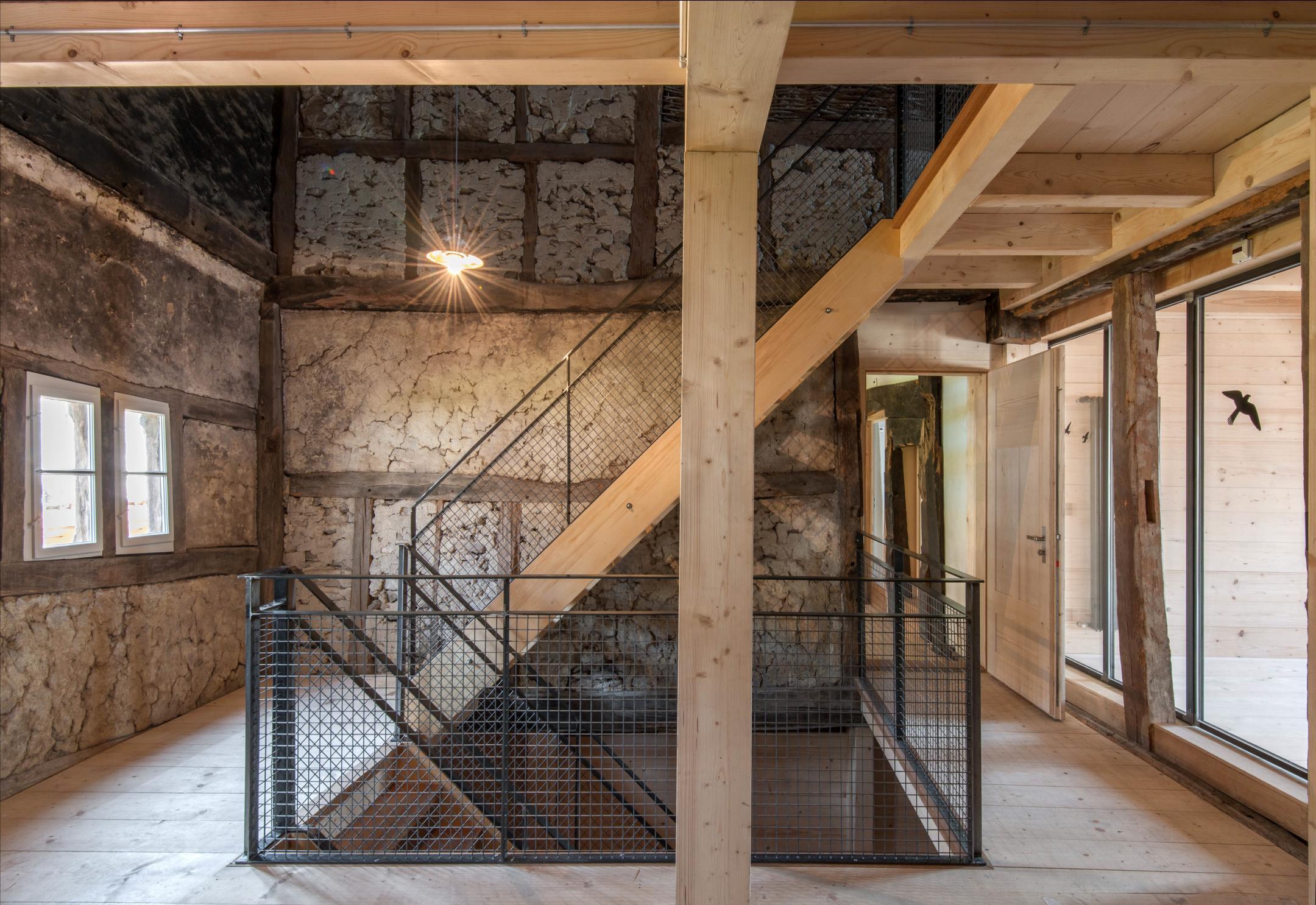 Innenraum in Holz mit alten, restaurierten und neuen Elementen.