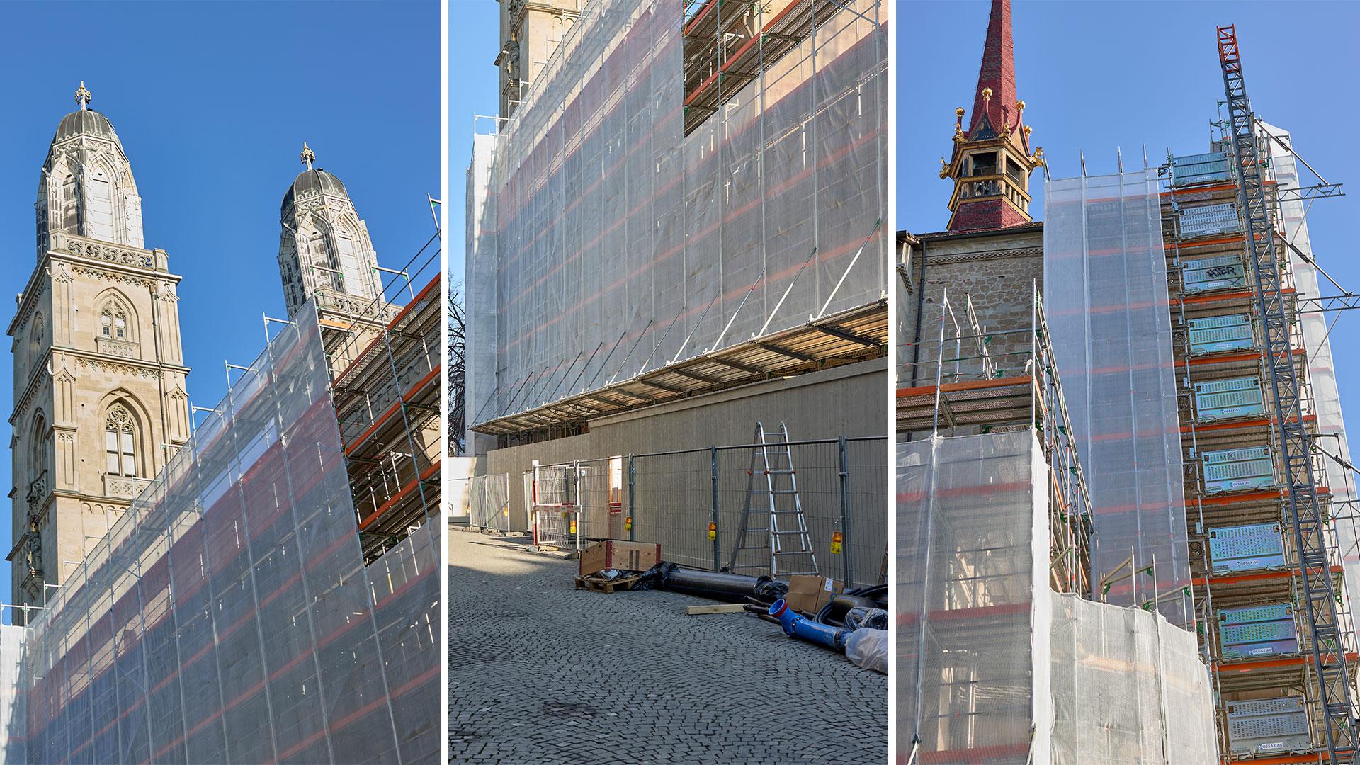Eine Triptychon-Ansicht des Grossmünsters in Zürich. Das linke Bild zeigt die Doppeltürme und einen Teil der Fassade mit Baugerüst und weisser Plane. Das mittlere Bild zeigt eine Nahaufnahme des Bodens mit Baumaterialien und Leitern vor einer mit Plane verdeckten Fassade. Das rechte Bild zeigt einen Turm mit rotem Spitzdach, umgeben von Baugerüst und teilweise verhüllt von einer weissen Plane. Der Himmel ist in allen drei Bildern blau.