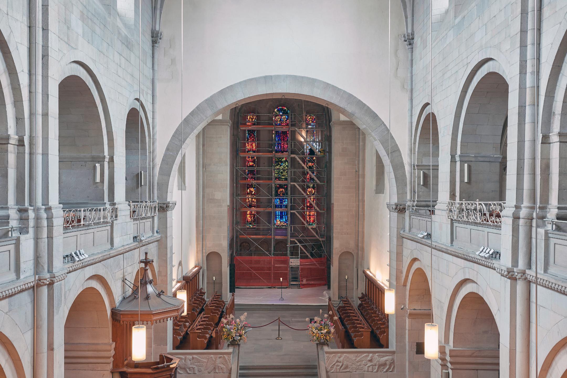 Eingerüstete Chorfenster im Kirchenschiff.