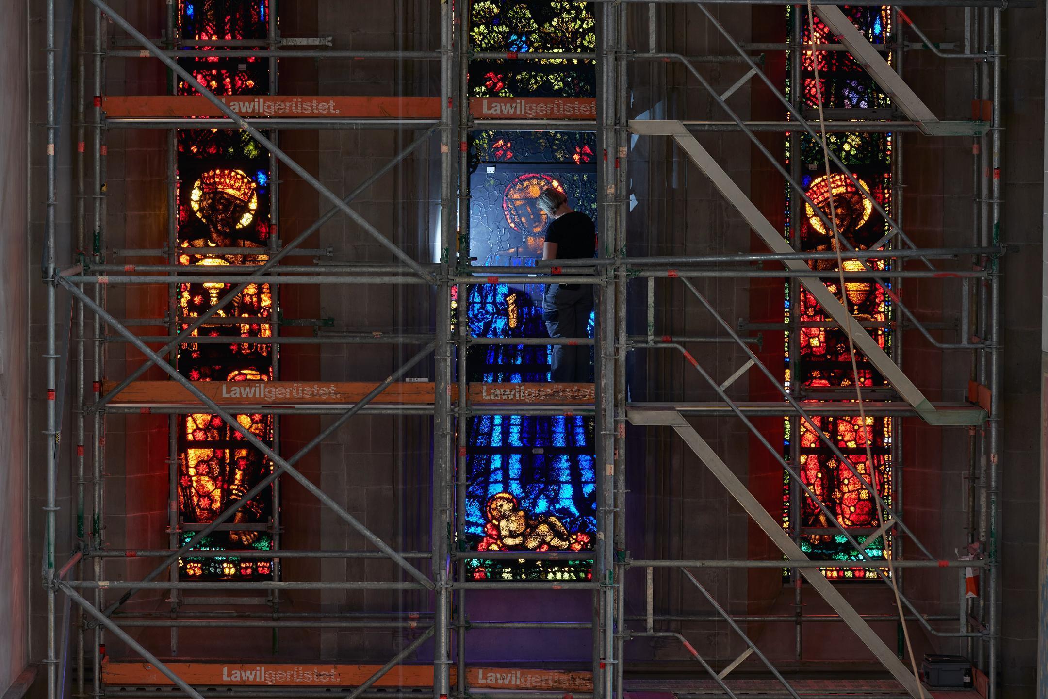 Eingerüstete Chorfenster mit arbeitender Person auf dem Gerüst.