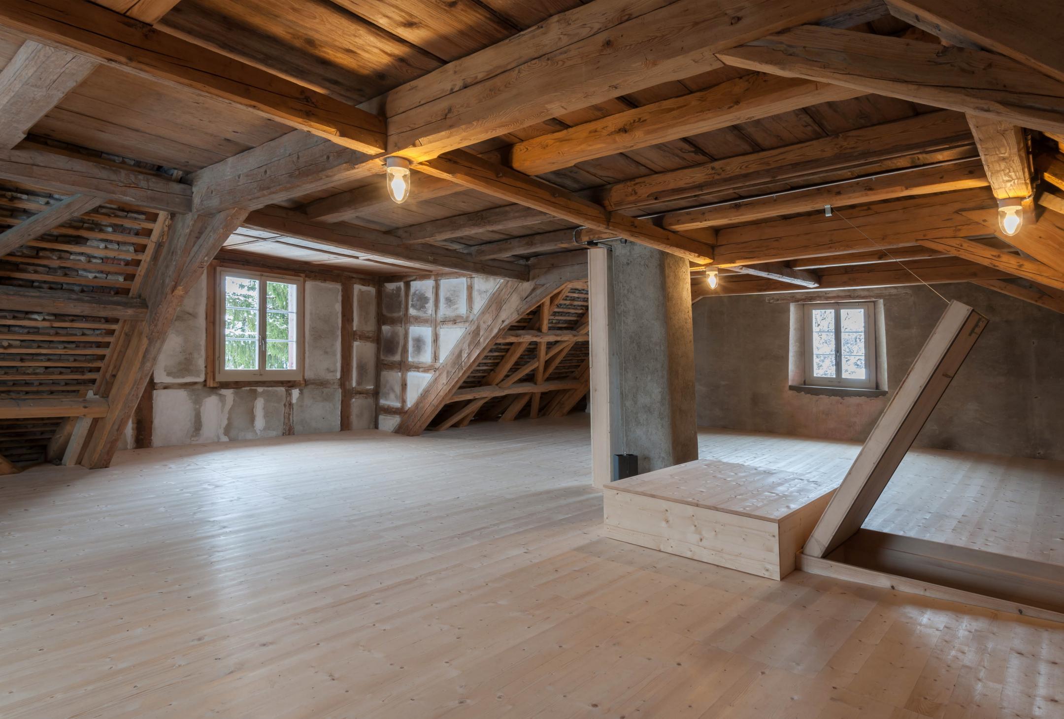 Dachraum in rohem Holz.