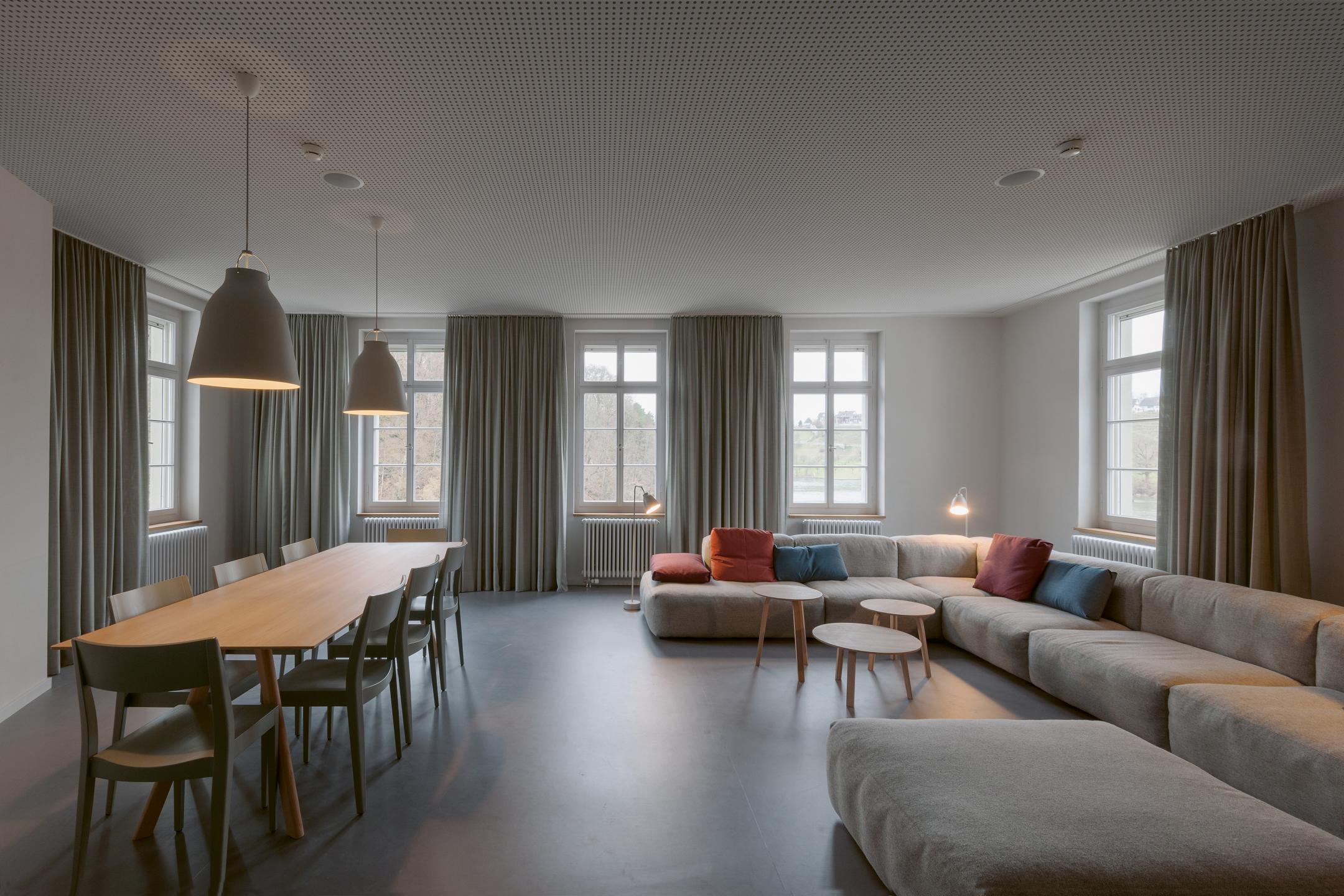 Wohnraum mit Tisch und Sitzgelegenheit.