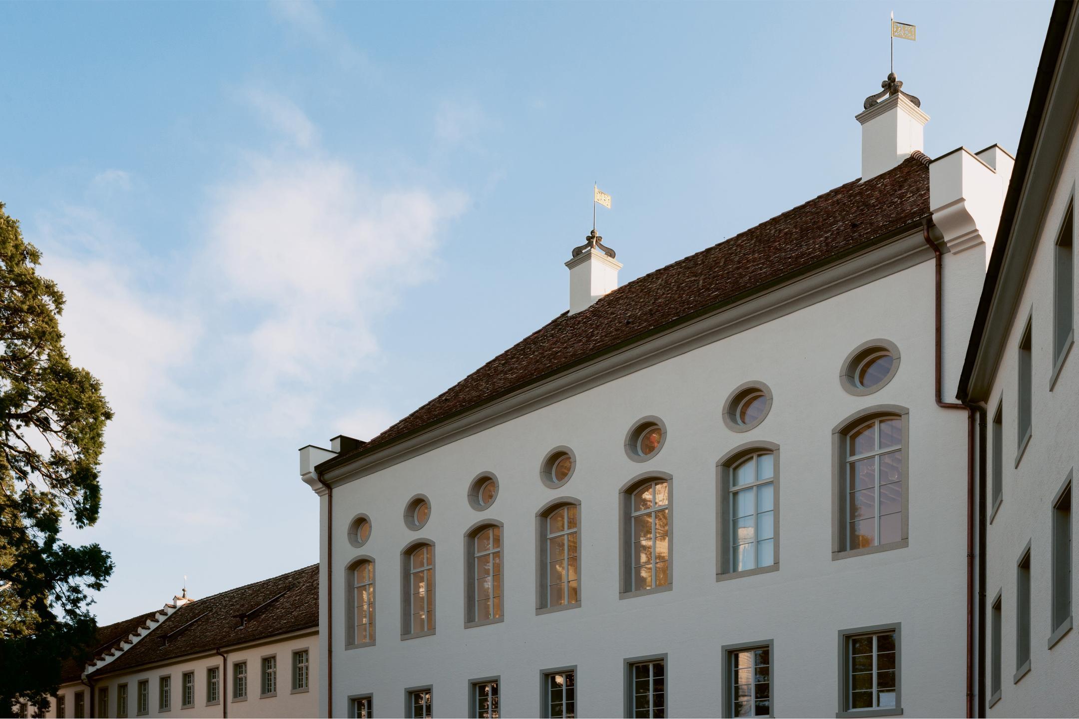 Fassadenansicht vor blauem Himmel.