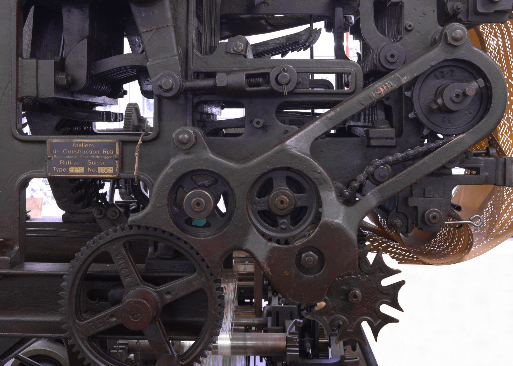 Detailansicht der Mechanik einer alten Maschine.