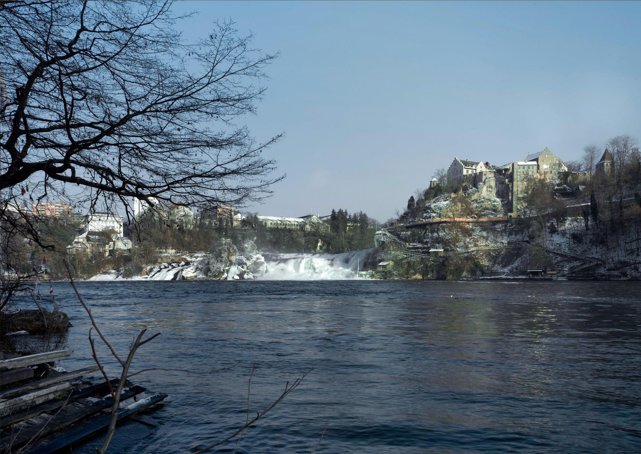Der Rheinfall und das Schloss Laufen über den Rhein fotografiert.