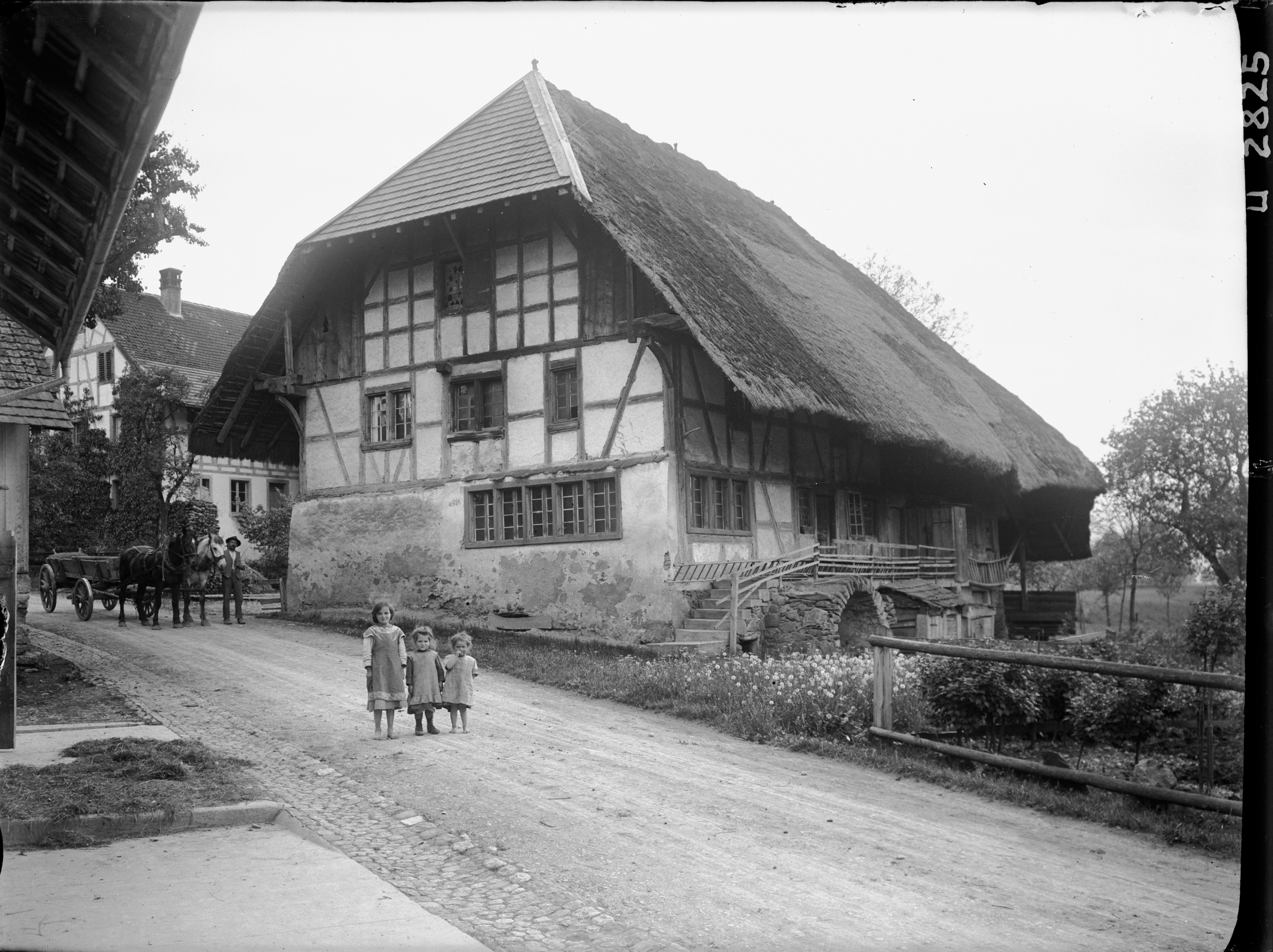 Strohdachhaus Hüttikon 1929 an der Oetwilerstrasse 12 in Hüttikon mit einer Ziegeldeckung am Gerschild.
