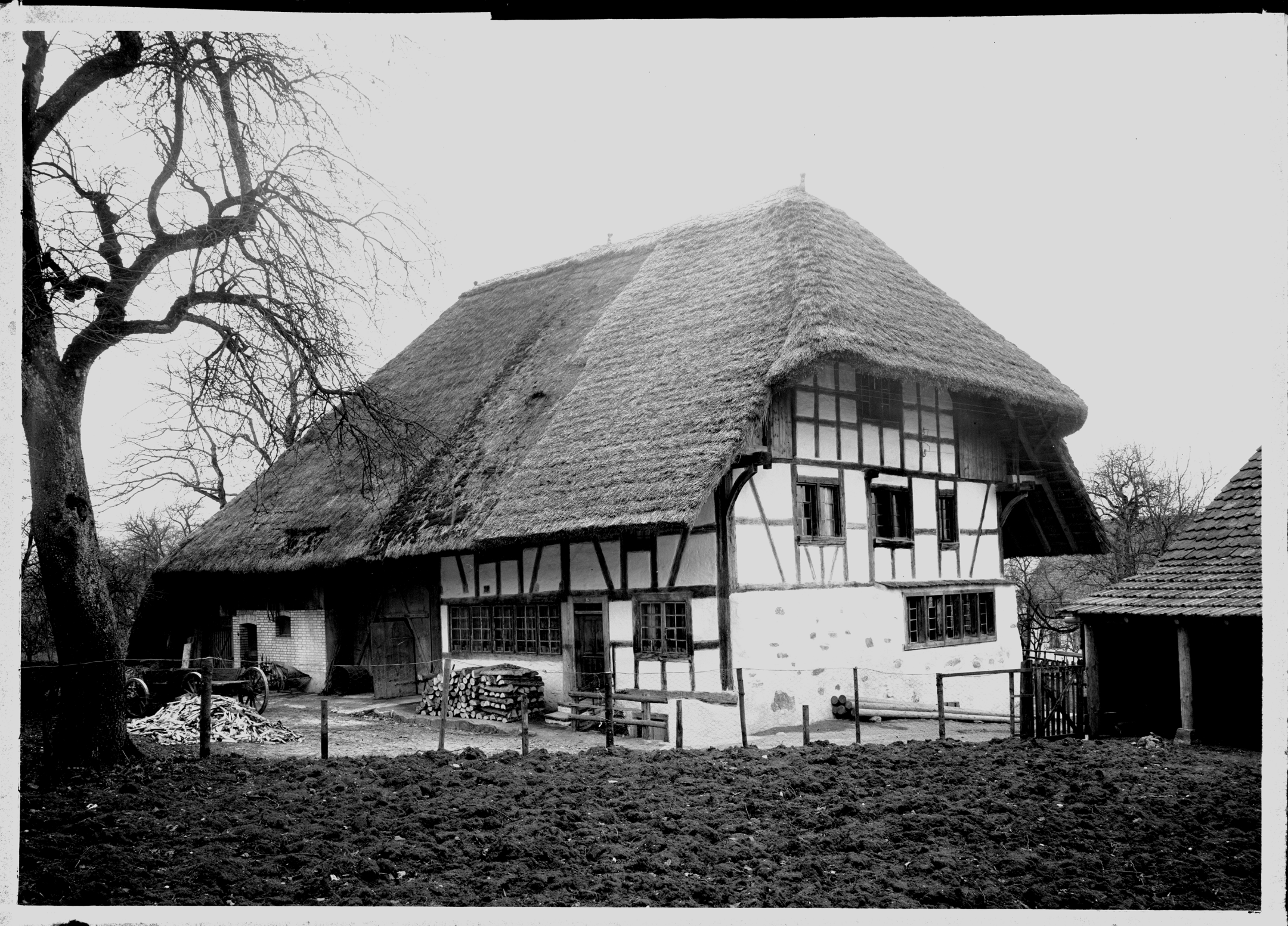 Strohdachhaus in Hüttikon 1934 mit dem wieder mit Stroh/Schilf eingedeckten Gerschild.