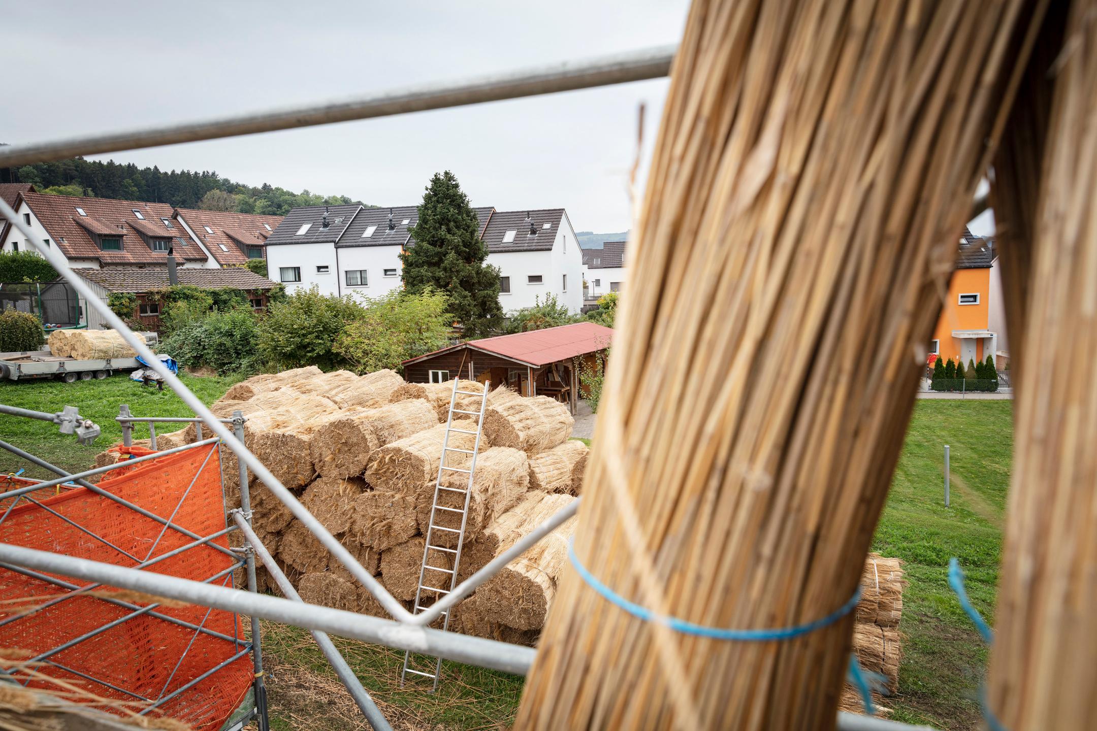 Blick von der Baustelle auf das Materiallager auf der Westseite des Hauses.