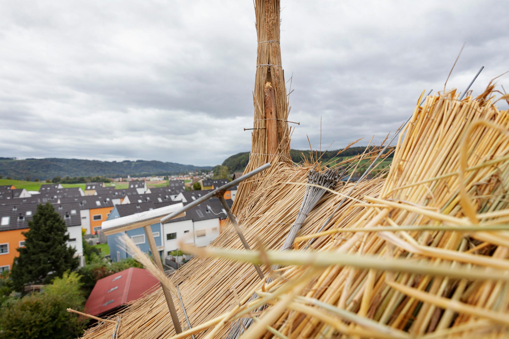Detailaufnahme des Dachfirstes während dem Bauprozess.