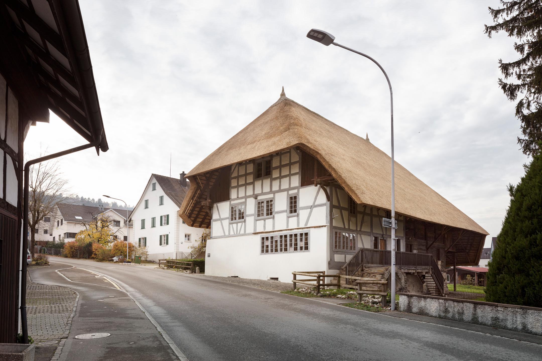 Ostseite des Strohdachhauses in Hüttikon im Oktober 2019 nach der Erneuerung der Dachflächen.