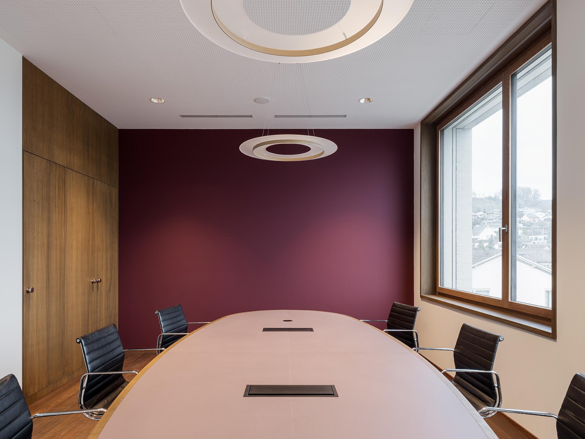 Kleiner Sitzungsraum mit rundem Tisch.