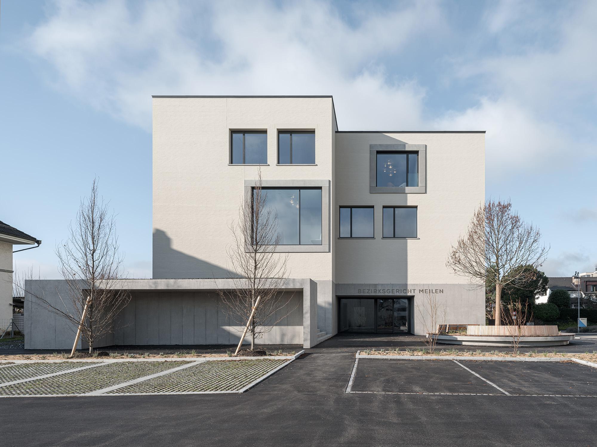 Erweiterungsbau aus Besucherparkplatz-Perspektive, klarer Haupteingang, neuer Vorplatz mit Gerichtslinde.