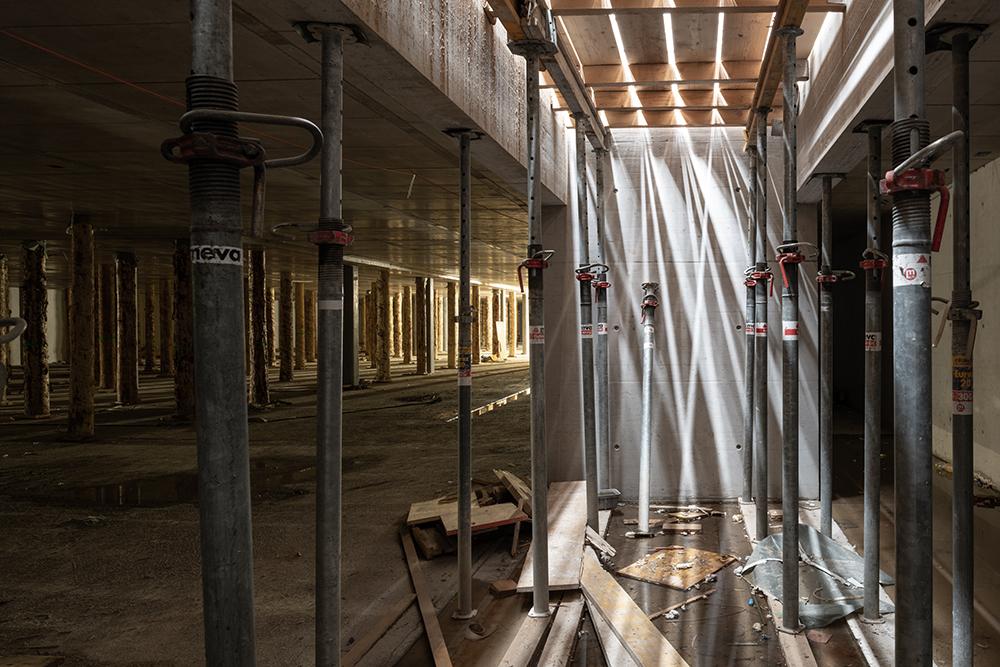 Sicht ins Innere eines mit Baugerüsten ausgestatteten Gebäudeteils auf der PJZ-Baustelle im April 2018.