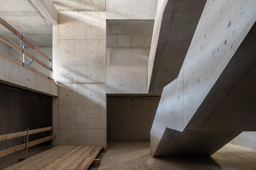 Eine Innenaufnahme der PJZ-Baustelle im April 2019. Im Bild eine Betontreppe oder -rampe.