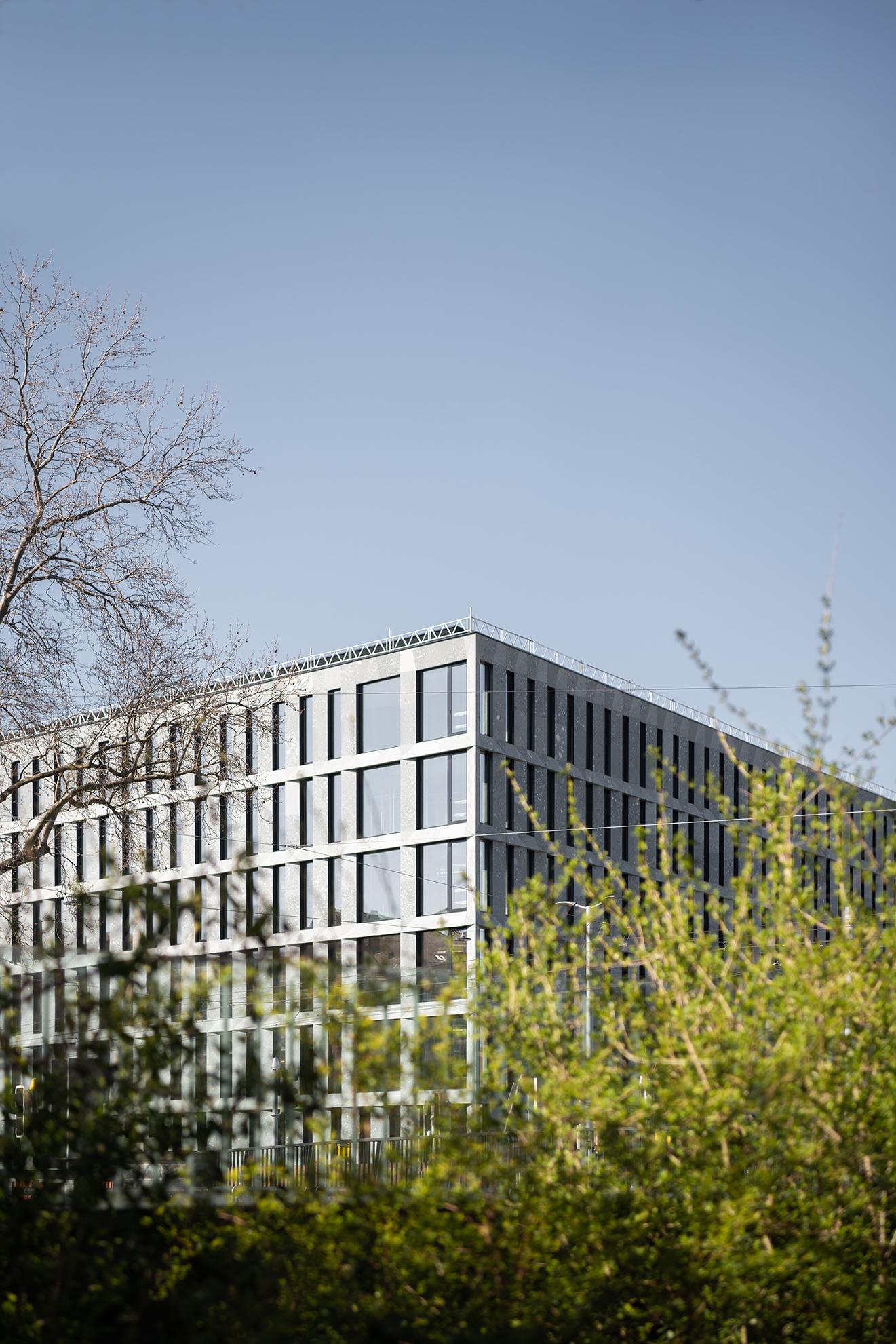 PJZ-Gebäude hinter Bäumen fast fertiggestellt im April 2020.