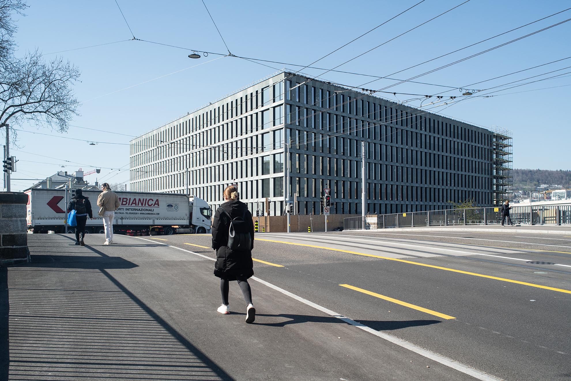 Blick von Strasse aus auf PJZ-Baustelle im April 2020.