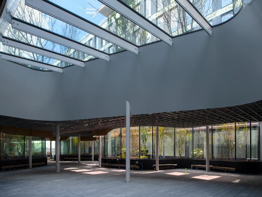 Innenraum des PJZ-Gebäudes Richtung Fensterfront.