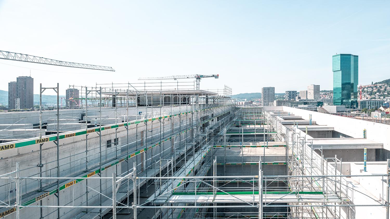 Sicht auf die PJZ-Baustelle im August 2019 mit Gerüst von oben.