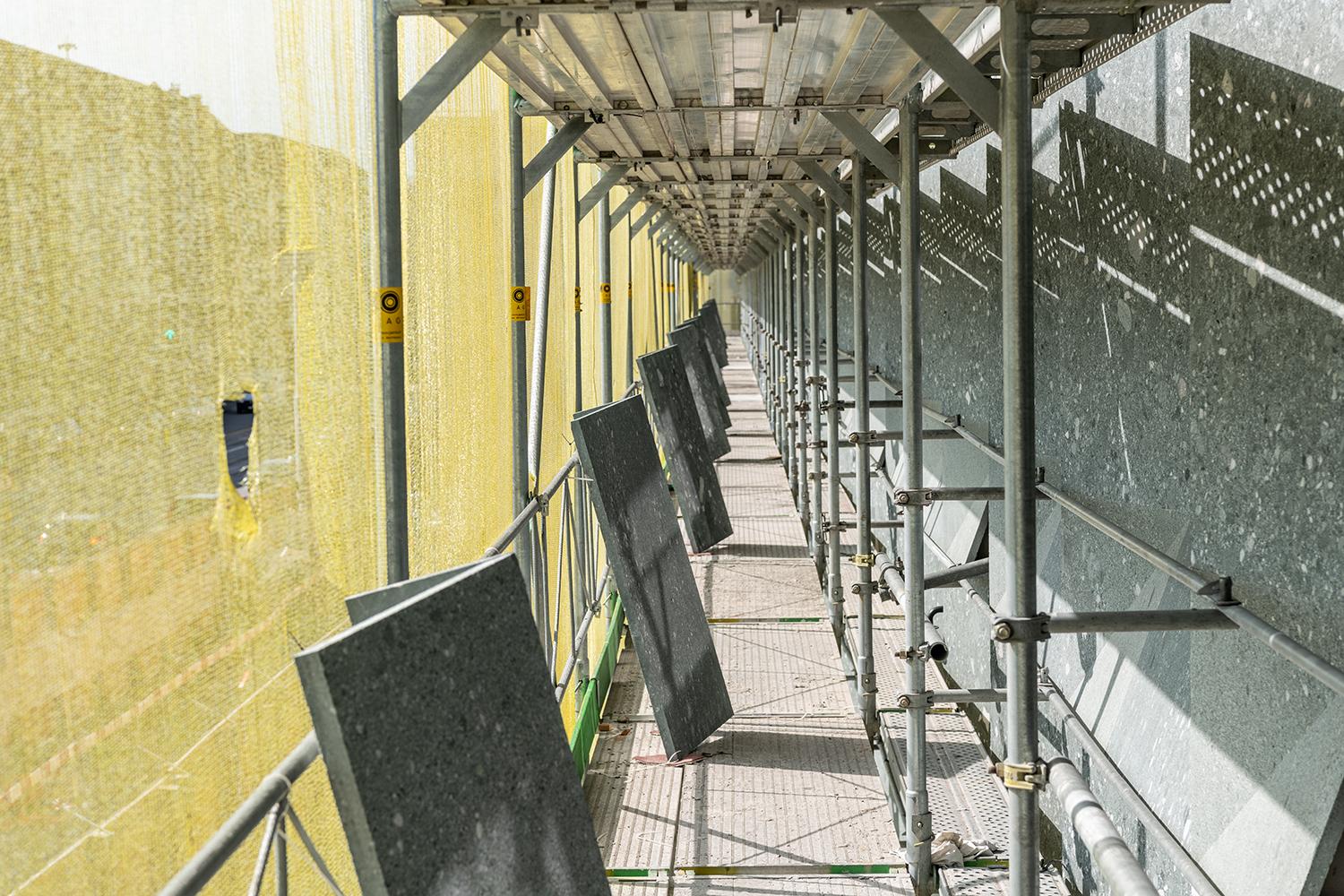PJZ-Baustelle im August 2019: Blick entlang des Gerüst-Ganges mit Steinplatten aufgereiht links.