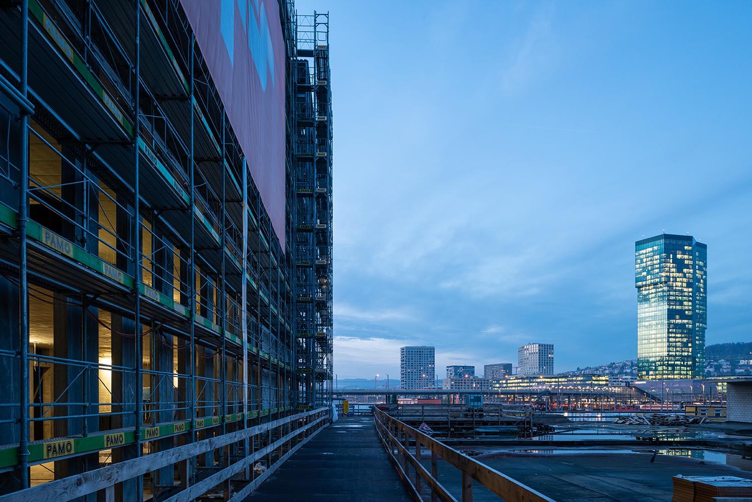 Blick von PJZ-Baustelle Richtung Hardbrücke in der Dämmerung im Dezember 2019.