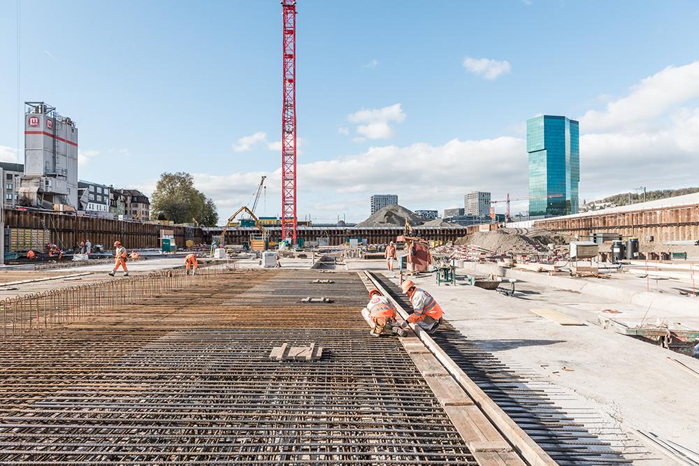 Die PJZ-Baustelle im Dezember 2017. Arbeiter in oranger Arbeitskleidung stehen im Einsatz.