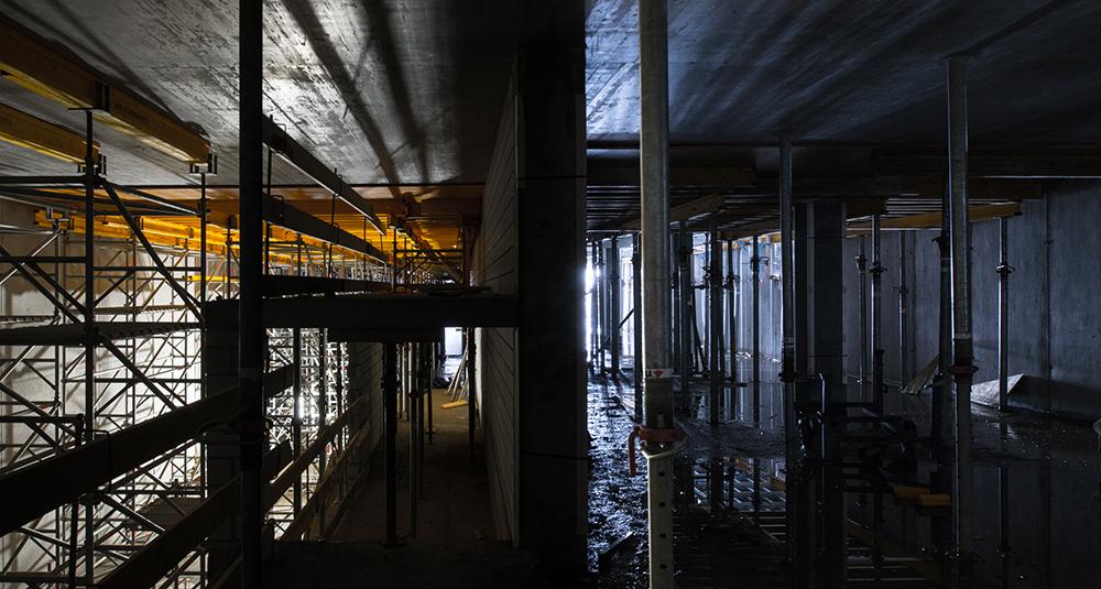 Sicht auf das Innere eines mit Baugerüsten ausgestatteten Gebäudeteils auf der PJZ-Baustelle im Februar 2018.