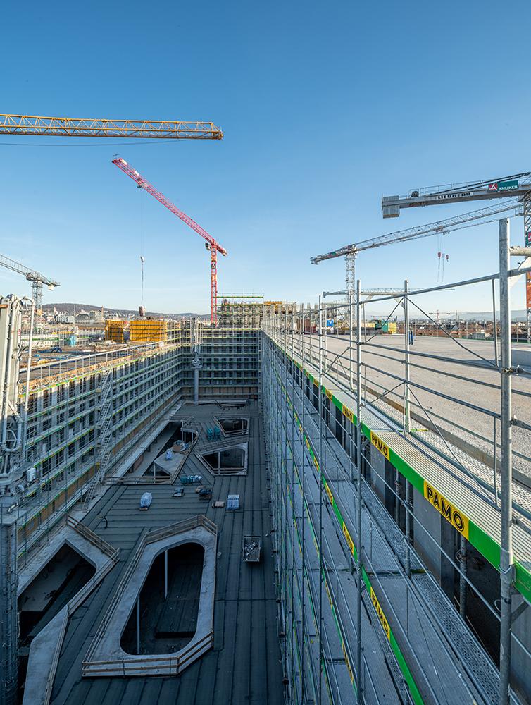 Die von Baugerüsten eingerahmten Gebäude der PJZ-Baustelle im Februar 2019. 