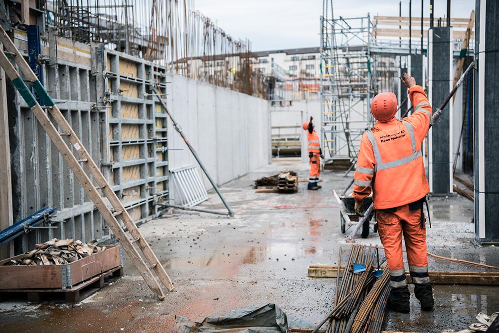 PJZ-Baustelle im Januar 2018: Sicht auf Bauarbeiter, der sich die Baustelle anschaut und etwas mit dem Arm delegiert.