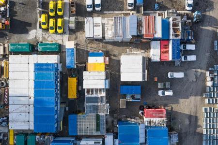 PJZ-Baustelle aus Vogelperspektive: Sicht auf Fahrzeuge und Container im Januar 2020.