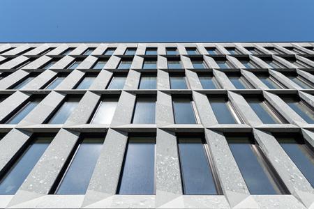 Die PJZ Baustelle im Juli 2020. Sicht von unten auf die Fassade des Gebäudes. 