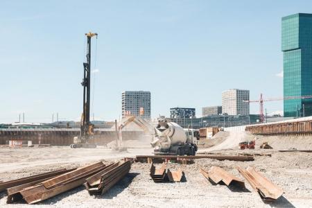 Ein Zementmischer und Metallrinnen auf der Brache, im Hintergrund sind Prime Tower, Toni-Areal und weitere Hochhäuser sichtbar: Die PJZ-Baustelle im Juli 2017.