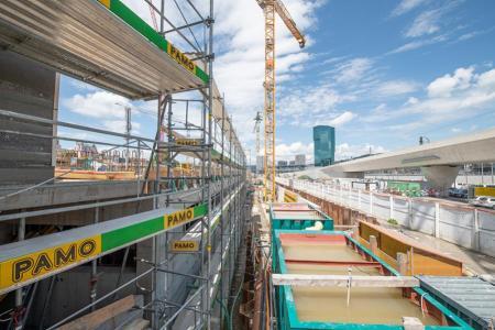 Aussensicht auf die PJZ-Baustelle im Juli 2018, im Hintergrund ein gelber Kran und der Prime Tower. 