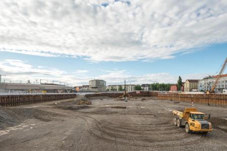 Ein gelber Bautransporter auf der Brache: Die PJZ-Baustelle im Juni 2017.