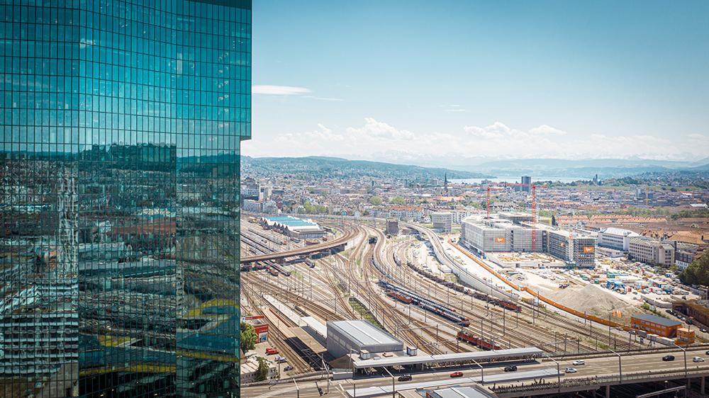 Die PJZ-Baustelle spiegelt sich im Prime Tower, im Juni 2019.