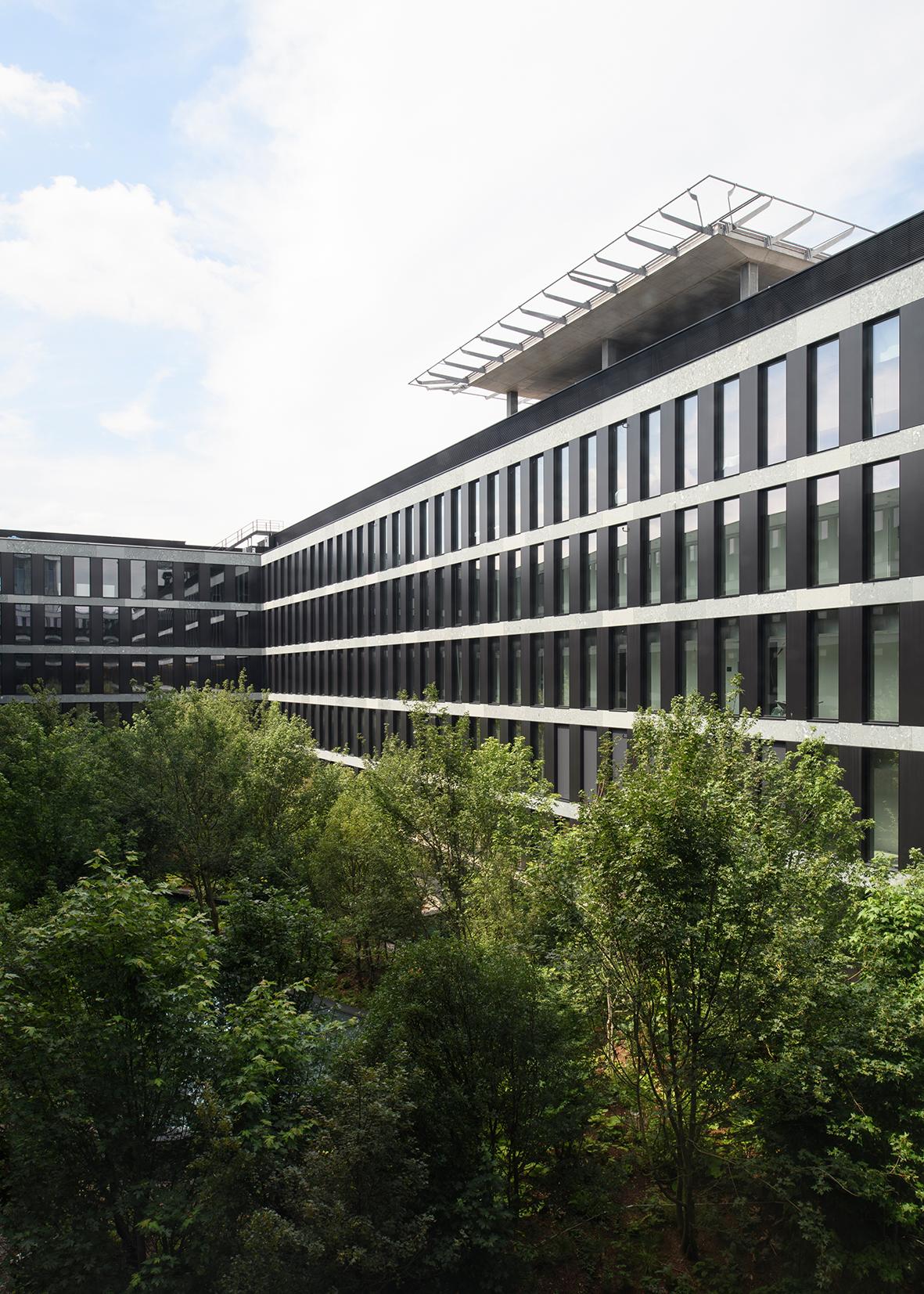 Fassade und grüner Innenhof des PJZ-Gebäudes