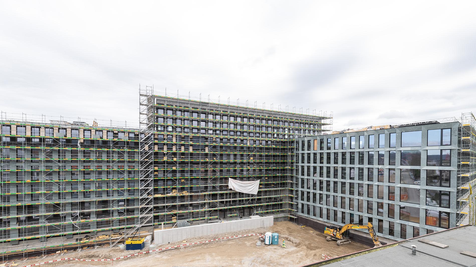 PJZ-Baustelle im März 2020: Gebäude mit Gerüsten.