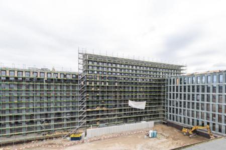 PJZ-Baustelle im März 2020: Gebäude mit Gerüsten.