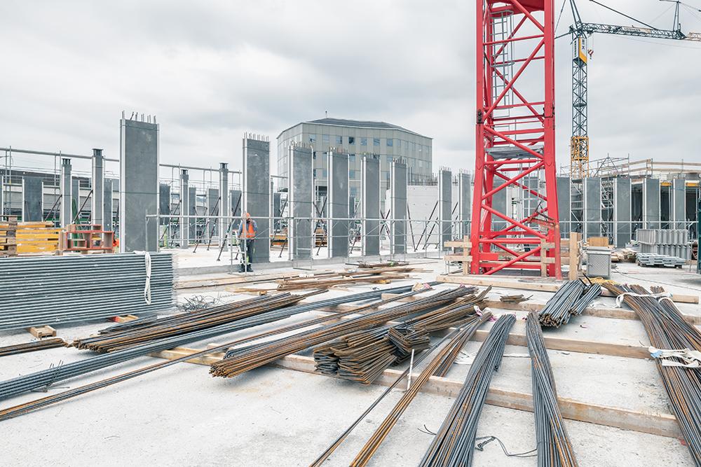 Die PJZ-Baustelle im Mai 2018. Der untere Teil eines roten Krans steht im Fokus des Bildes.