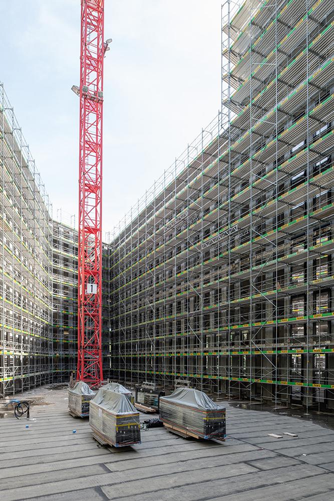 Sicht in den Innenhof eines von einem Baugerüst eingerahmten Gebäudes der PJZ-Baustelle im Mai 2019. 
