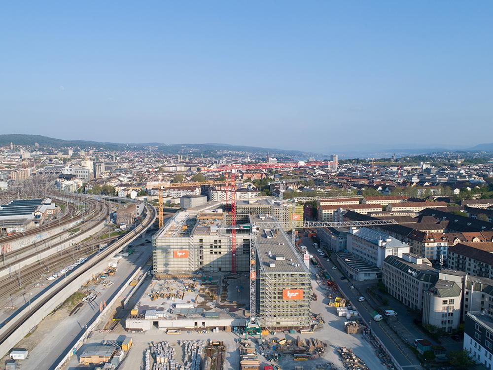 Die PJZ-Baustelle im Mai 2019, eingerahmt von Bahnschienen (links) und der Hohlstrasse (rechts).