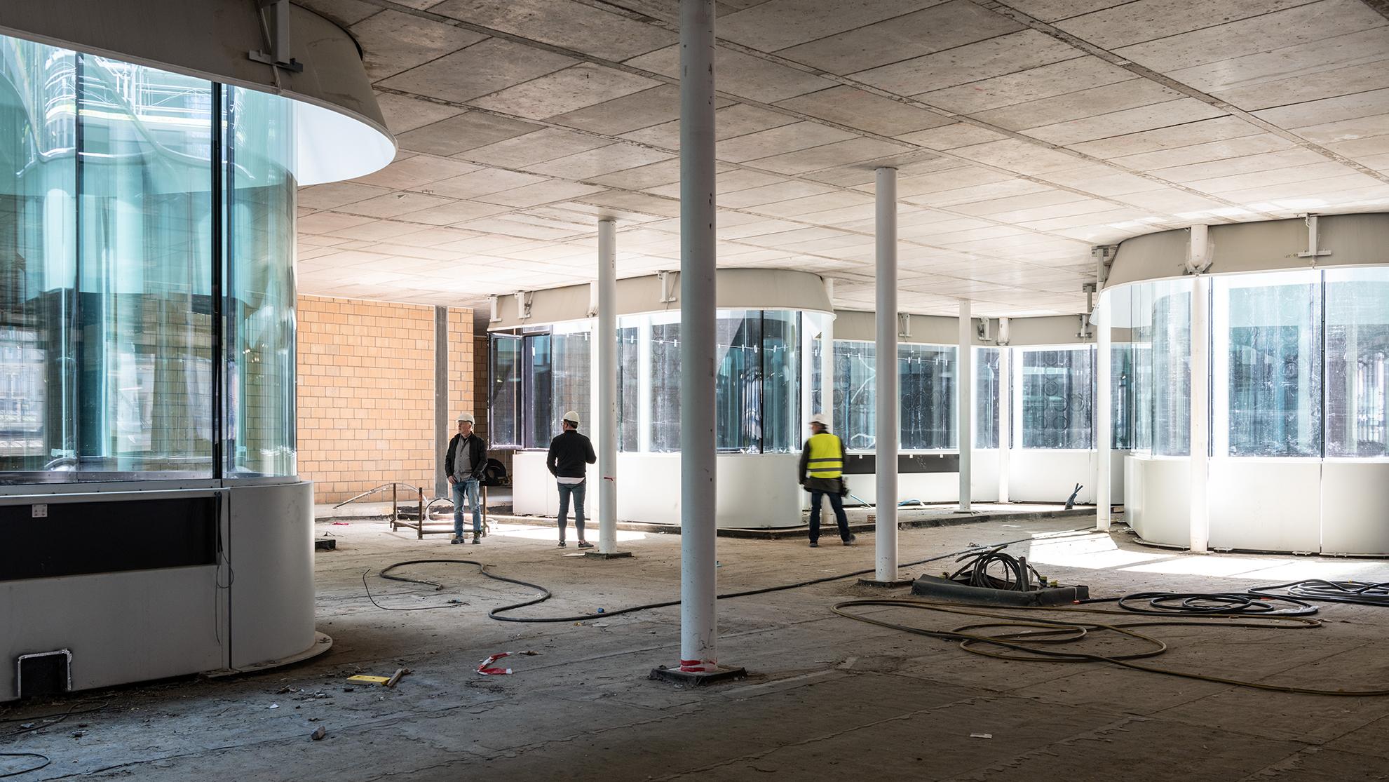 PJZ-Baustelle im Mai 2020: Blick in Innenraum. Kabel liegen auf dem Boden und Arbeiter stehen im Hintergrund.