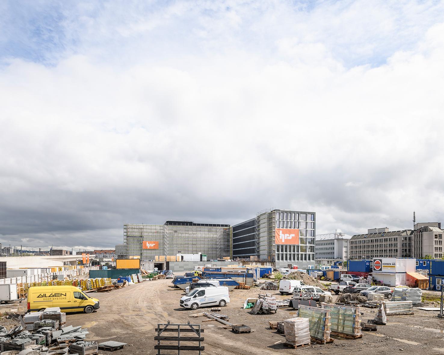 Die PJZ-Baustelle mit Baumaterial und Fahrzeugen