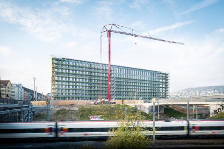PJZ-Baustelle im November 2019: Sicht auf Gebäude und Kran.